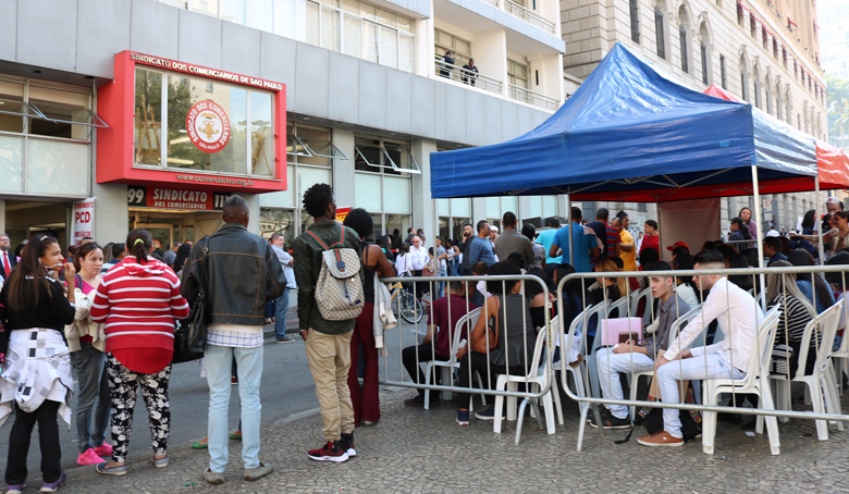 Mutirão do emprego leva milhares ao Sindicato dos Comerciários de SP